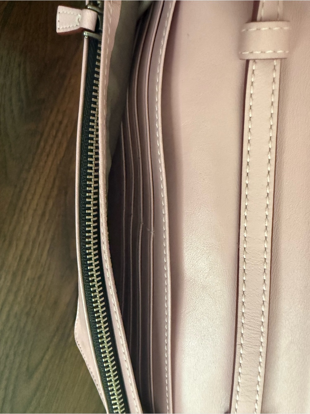 Marc Jacobs Pale Pink Scalloped Leather Crossbody - Picture 4 of 7